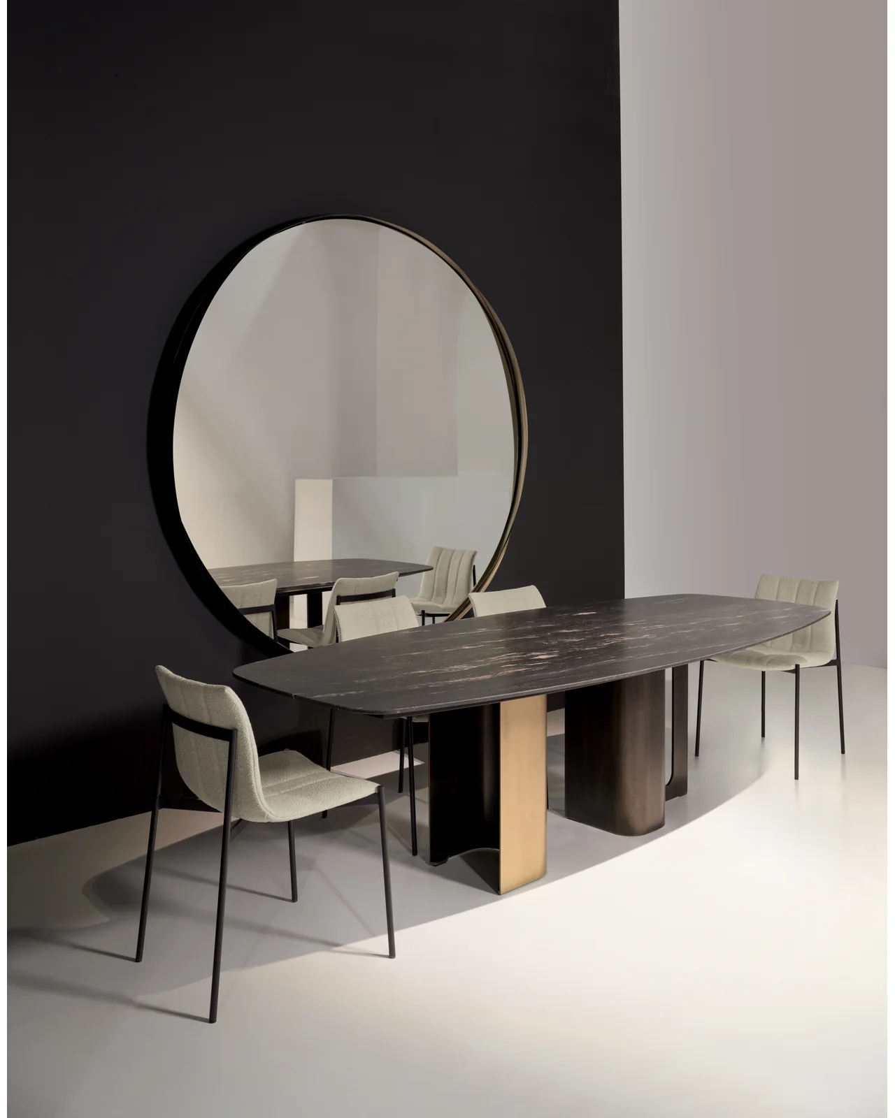 Mirage 2 dining table by Cantori as the centre of a luxury dining set for a high-end dining room