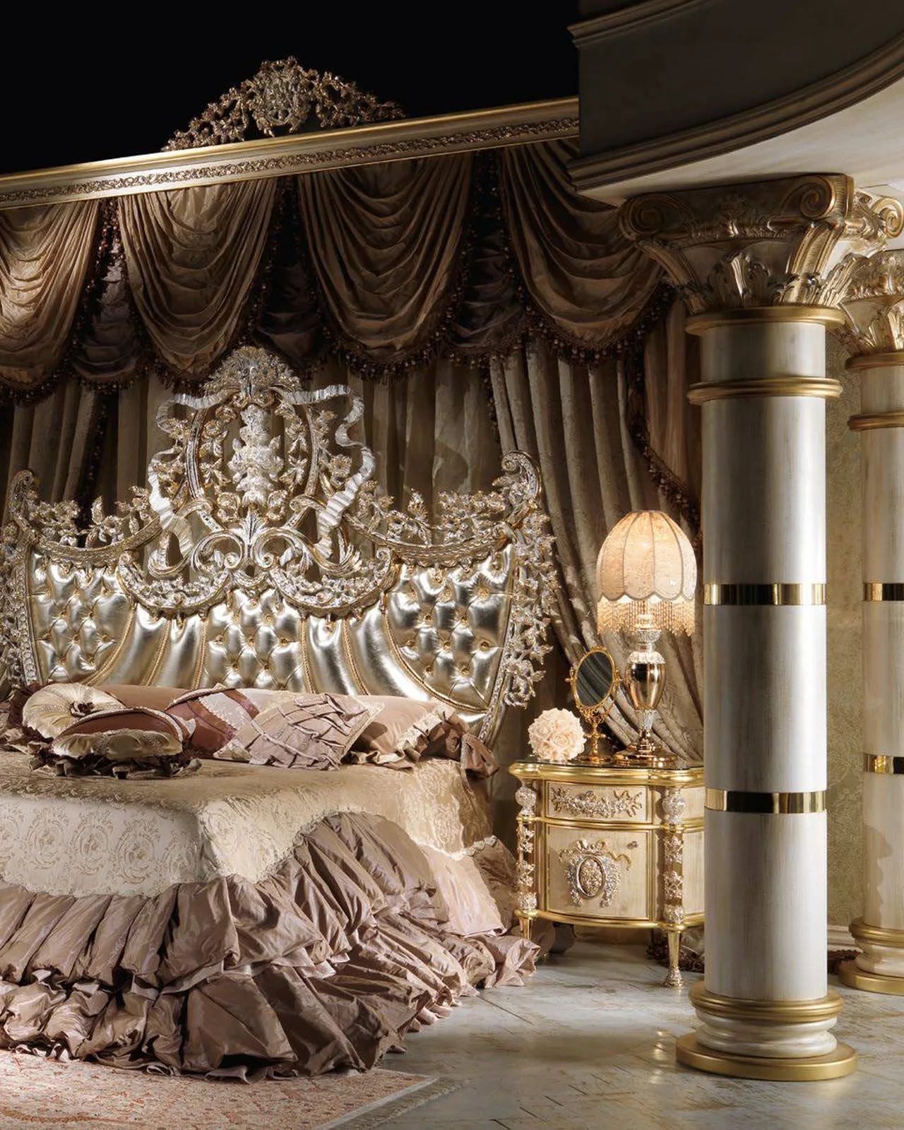 Royal Small Dormeuse RY106, Cappelletti Royal collection, classic Italian chaise longue in a classic bedroom setting, photo 2 of 2