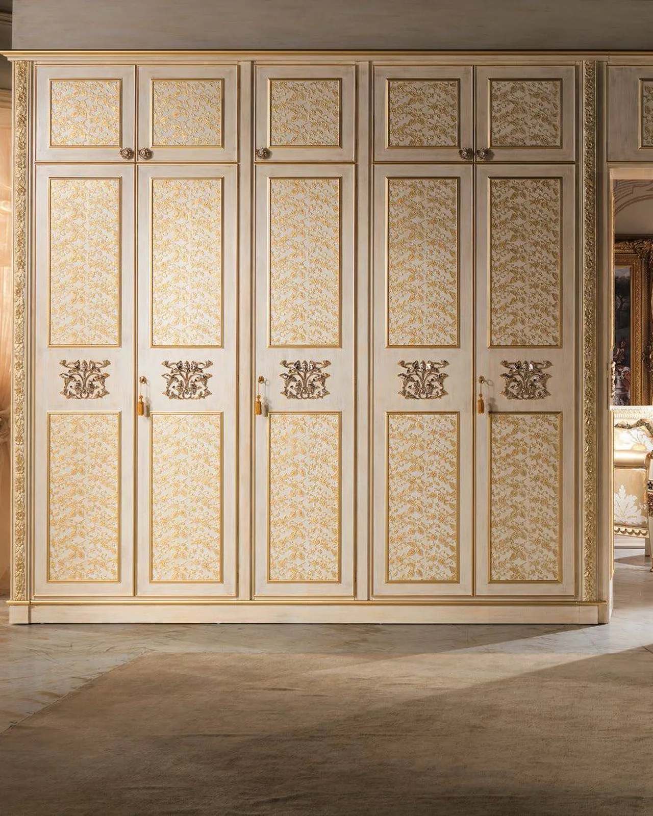 Armadio a parete Royal con decorazione in pizzo, collezione Royal di Cappelletti, armadio classico italiano in una camera da letto classica, foto 2 di 2