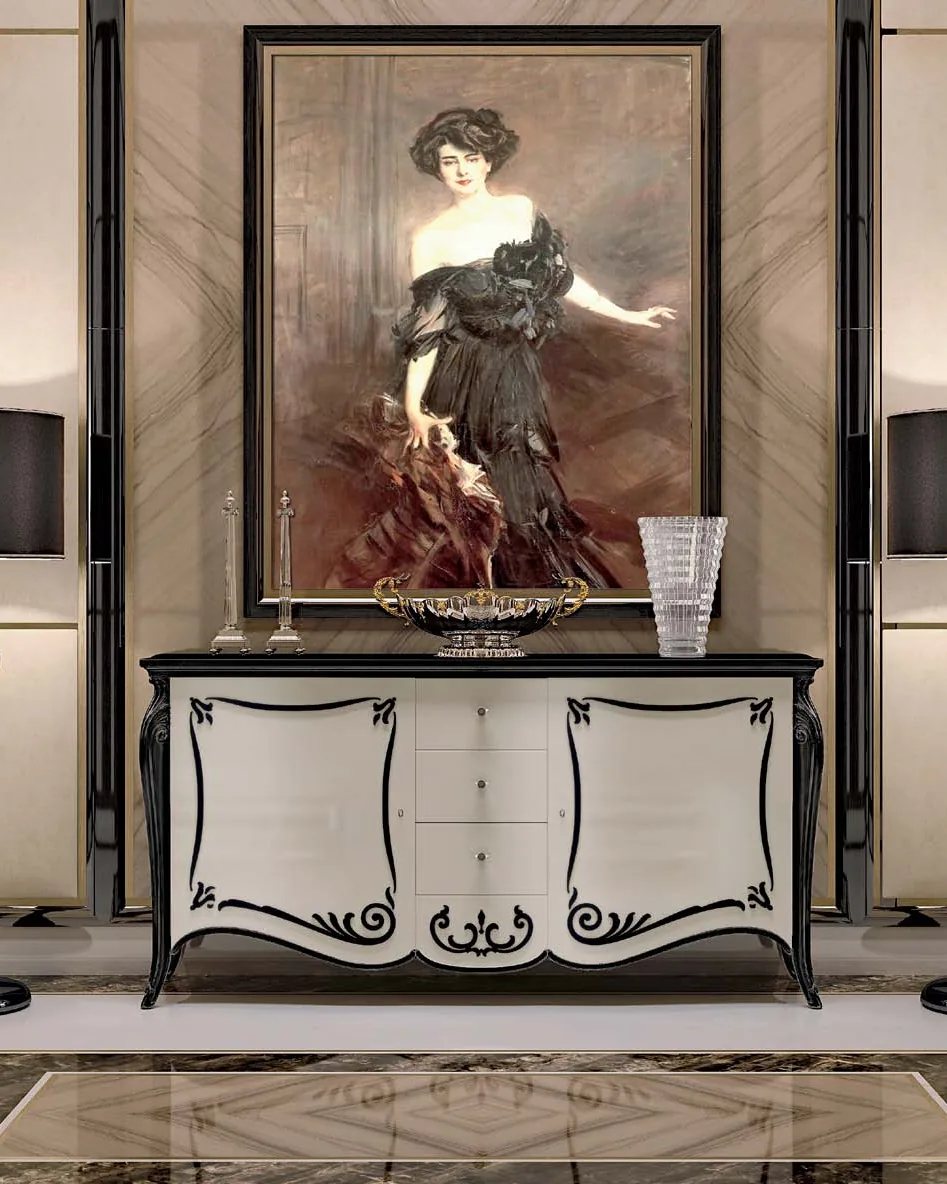 Credenza sagomata Opera, decorazione "B" intagliata, 2 ante 3 cassetti, Mobili da soggiorno, in impiallacciatura in ciliegio su pannello listellare, stile classico italiano veneto, di Francesco Pasi