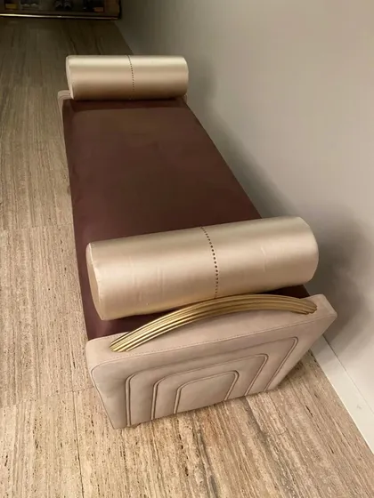 Raffinata panca Tuscany, ideale per aggiungere un tocco di classica eleganza italiana a qualsiasi ambiente.