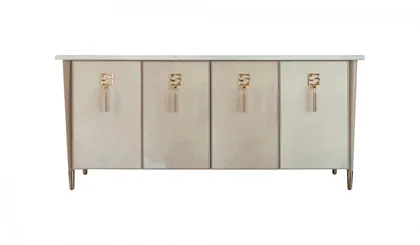 Credenza di design Pony con esclusivo piano in marmo di Estremoz, per l'eleganza di un soggiorno italiano di alta gamma.