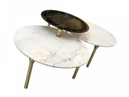 Set di tavolini di lusso Lotus con piani in marmo di Estremoz e vetro bronzato su strutture dorate.